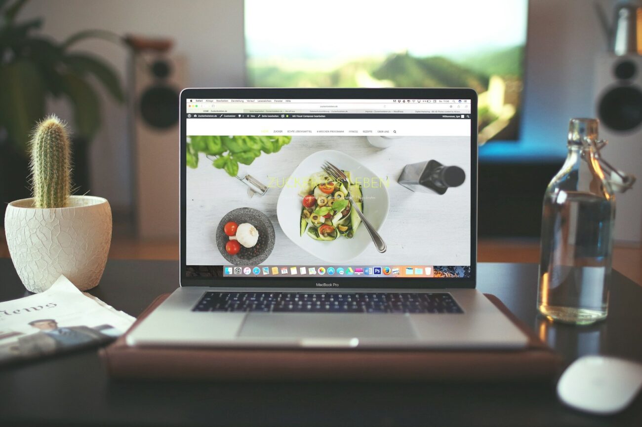 Online website Laptop met website voorbeeld als basis voor website online marketing en gebruikservaring